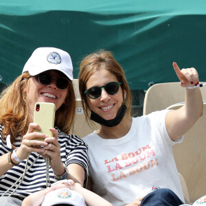 Léa Salamé et son fils Alexandre - People dans les tribunes lors des internationaux de France de Tennis de Roland Garros 2021 à Paris, le 6 juin 2021. © Dominique Jacovides/Bestimage 