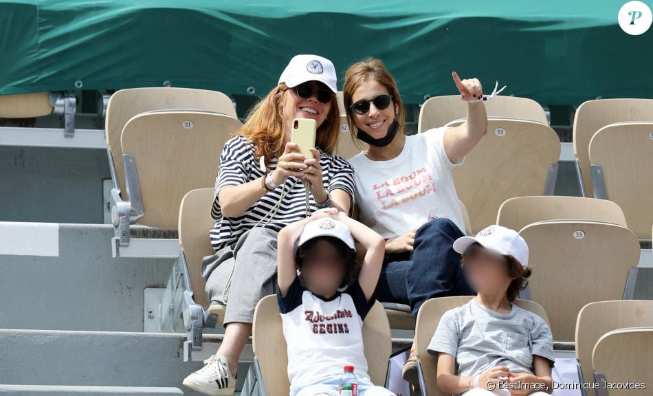 Léa Salamé et son fils Alexandre - People dans les tribunes lors des internationaux de France de Tennis de Roland Garros 2021 à Paris, le 6 juin 2021. © Dominique Jacovides/Bestimage