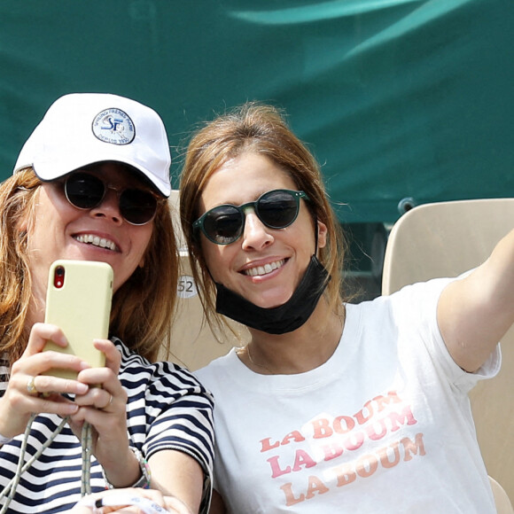 Léa Salamé et son fils Alexandre - People dans les tribunes lors des internationaux de France de Tennis de Roland Garros 2021 à Paris, le 6 juin 2021. © Dominique Jacovides/Bestimage 