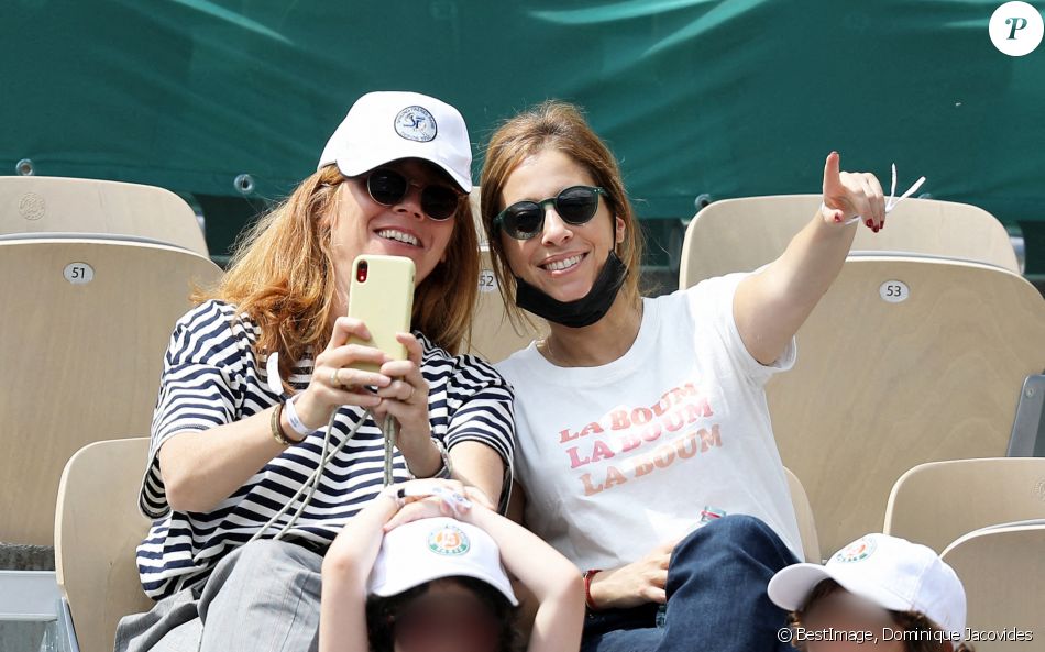 Léa Salamé et son fils Alexandre - People dans les tribunes lors des internationaux de France de Tennis de Roland Garros 2021 à Paris, le 6 juin 2021. © Dominique Jacovides/Bestimage