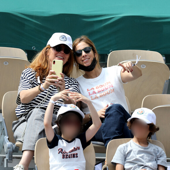 Léa Salamé et son fils Alexandre - People dans les tribunes lors des internationaux de France de Tennis de Roland Garros 2021 à Paris, le 6 juin 2021. © Dominique Jacovides/Bestimage 