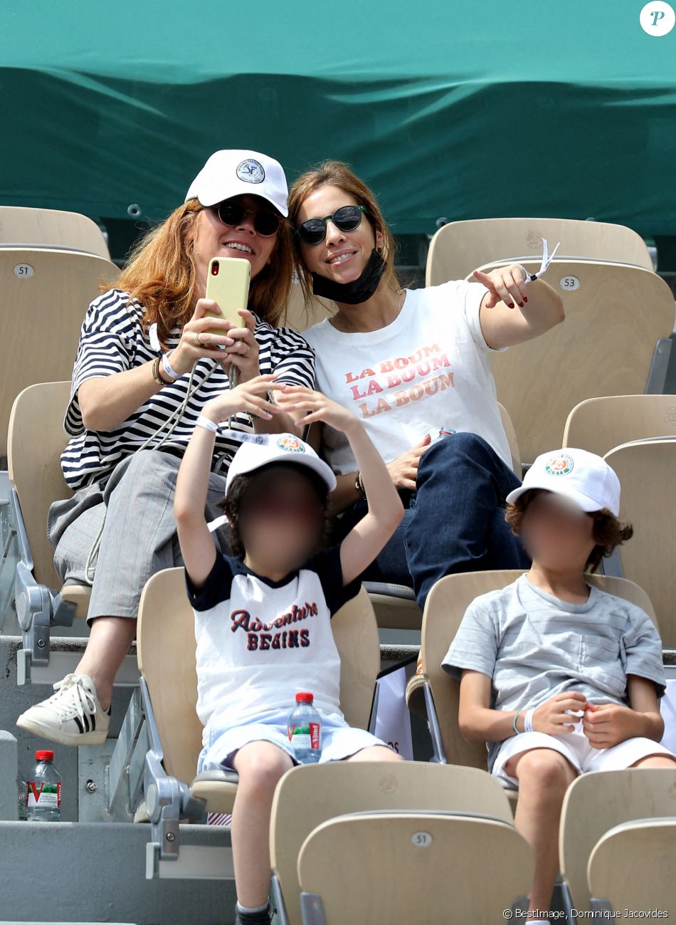 Léa Salamé et son fils Alexandre - People dans les tribunes lors des internationaux de France de Tennis de Roland Garros 2021 à Paris, le 6 juin 2021. © Dominique Jacovides/Bestimage