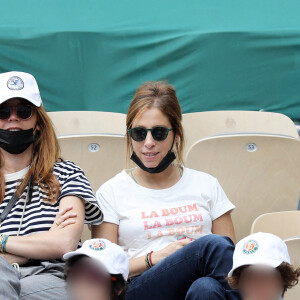 Léa Salamé et son fils Alexandre - People dans les tribunes lors des internationaux de France de Tennis de Roland Garros 2021 à Paris, le 6 juin 2021. © Dominique Jacovides/Bestimage 