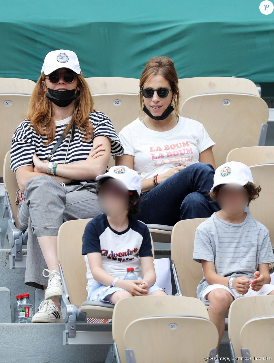 Léa Salamé et son fils Alexandre - People dans les tribunes lors des internationaux de France de Tennis de Roland Garros 2021 à Paris, le 6 juin 2021. © Dominique Jacovides/Bestimage