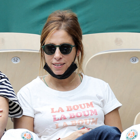 Léa Salamé et son fils Alexandre - People dans les tribunes lors des internationaux de France de Tennis de Roland Garros 2021 à Paris. © Dominique Jacovides/Bestimage 