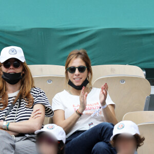 Léa Salamé et son fils Alexandre - People dans les tribunes lors des internationaux de France de Tennis de Roland Garros 2021 à Paris, le 6 juin 2021. © Dominique Jacovides/Bestimage 