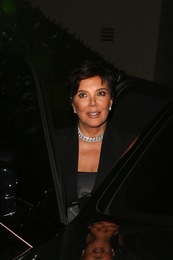 Kris Jenner - La famille Kardashian à la sortie du restaurant "Craig"s" à Los Angeles, le 4 juin 2021.