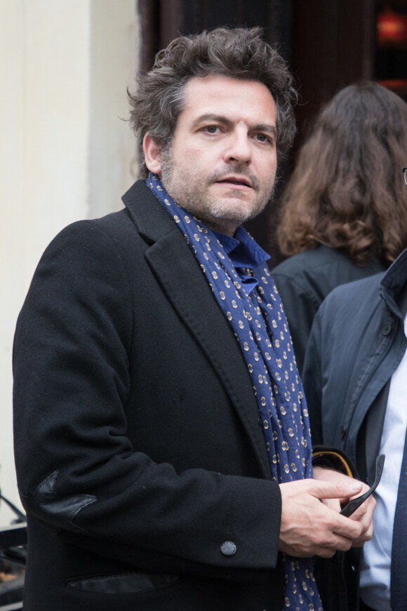 Le chanteur Matthieu Chedid à la sortie de l'hommage à Jacques Higelin au Cirque d'Hiver à Paris le 12 avril 2018.