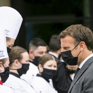 Le président de la République française, Emmanuel Macron visite le Lycée Hôtelier de Tain l'hermitage à la rencontre des élèves, en présence du Préfet de la Drôme, Hugues Moutouh. Le 8 juin 2021. © Romain Gaillard / Pool / Bestimage 