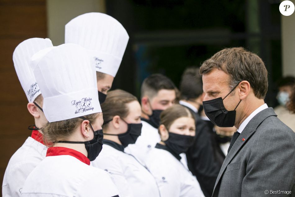 Le président de la République française, Emmanuel Macron visite le Lycée Hôtelier de Tain l'hermitage à la rencontre des élèves, en présence du Préfet de la Drôme, Hugues Moutouh. Le 8 juin 2021. © Romain Gaillard / Pool / Bestimage