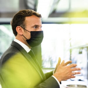 Le président de la République française, Emmanuel Macron visite le Lycée Hôtelier de Tain-l'Hermitage à la rencontre des élèves, en présence du Préfet de la Drôme, Hugues Moutouh. Le 8 juin 2021. © Romain Gaillard / Pool / Bestimage 