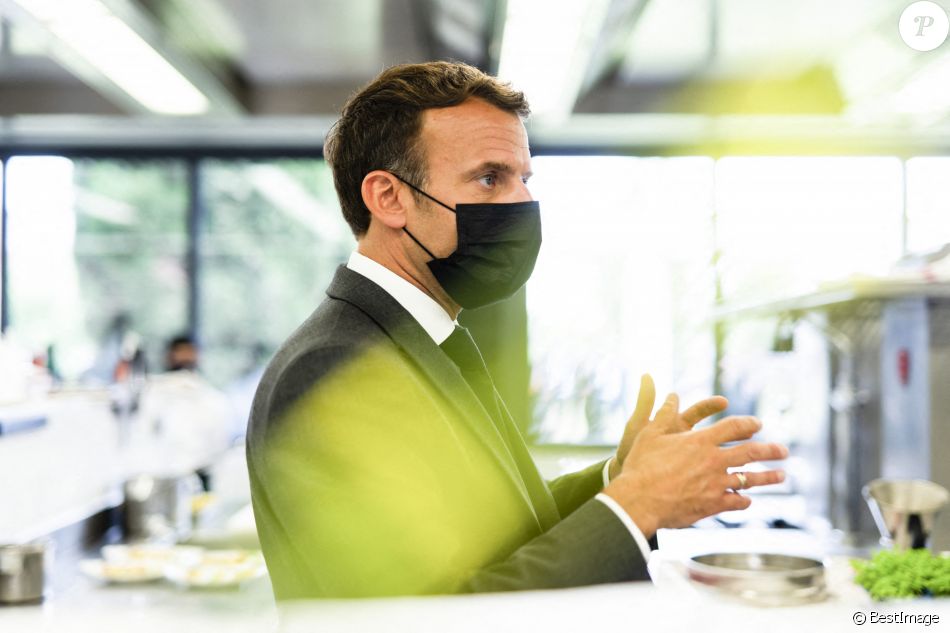 Le président de la République française, Emmanuel Macron visite le Lycée Hôtelier de Tain-l'Hermitage à la rencontre des élèves, en présence du Préfet de la Drôme, Hugues Moutouh. Le 8 juin 2021. © Romain Gaillard / Pool / Bestimage