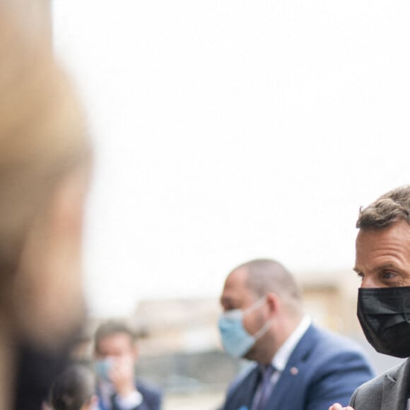 Le président de la République française, Emmanuel Macron visite le Lycée Hôtelier de Tain l'hermitage à la rencontre des élèves, en présence du Préfet de la Drôme, Hugues Moutouh. Le 8 juin 2021. © Romain Gaillard / Pool / Bestimage 