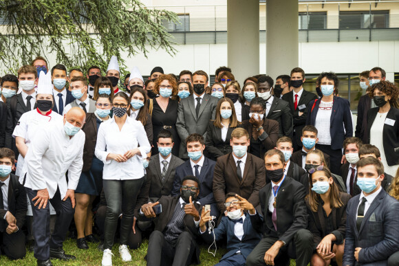 Le président de la République française, Emmanuel Macron visite le Lycée Hôtelier de Tain-l'Hermitage à la rencontre des élèves, en présence du Préfet de la Drôme, Hugues Moutouh. Le 8 juin 2021. © Romain Gaillard / Pool / Bestimage 