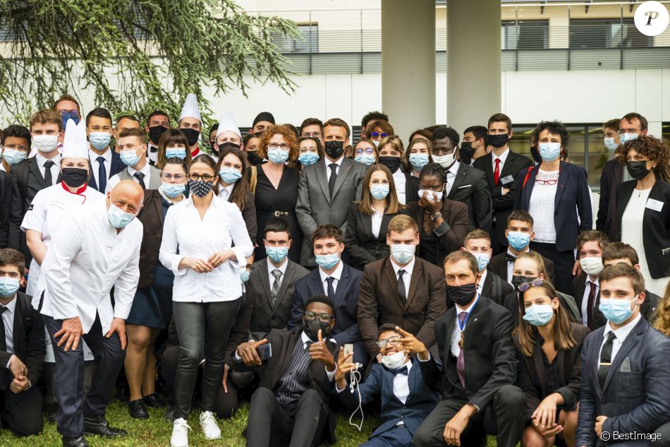 Le président de la République française, Emmanuel Macron visite le Lycée Hôtelier de Tain-l'Hermitage à la rencontre des élèves, en présence du Préfet de la Drôme, Hugues Moutouh. Le 8 juin 2021. © Romain Gaillard / Pool / Bestimage
