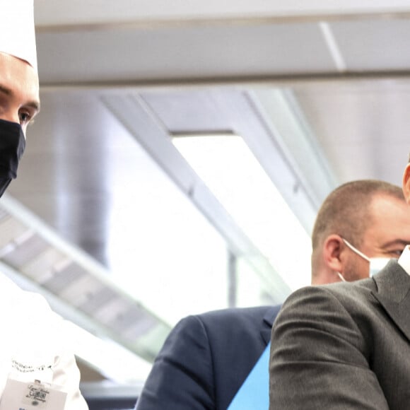 Le président de la République française, Emmanuel Macron visite le Lycée Hôtelier de Tain-l'Hermitage à la rencontre des élèves, en présence du Préfet de la Drôme, Hugues Moutouh. Le 8 juin 2021. © Romain Gaillard / Pool / Bestimage 