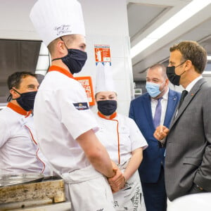 Le président de la République française, Emmanuel Macron visite le Lycée Hôtelier de Tain-l'Hermitage à la rencontre des élèves, en présence du Préfet de la Drôme, Hugues Moutouh. Le 8 juin 2021. © Romain Gaillard / Pool / Bestimage 