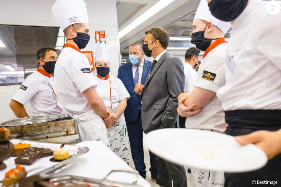 Le président de la République française, Emmanuel Macron visite le Lycée Hôtelier de Tain-l'Hermitage à la rencontre des élèves, en présence du Préfet de la Drôme, Hugues Moutouh. Le 8 juin 2021. © Romain Gaillard / Pool / Bestimage