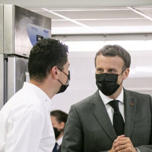 Le président de la République française, Emmanuel Macron visite le Lycée Hôtelier de Tain-l'Hermitage à la rencontre des élèves, en présence du Préfet de la Drôme, Hugues Moutouh. Le 8 juin 2021. © Romain Gaillard / Pool / Bestimage 