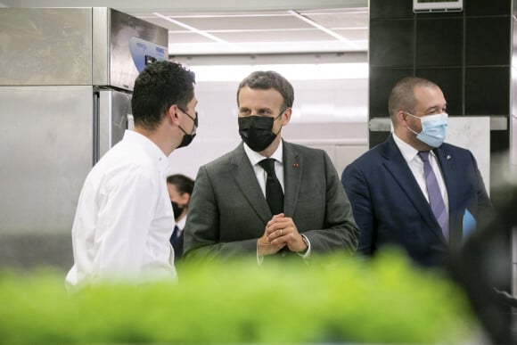 Le président de la République française, Emmanuel Macron visite le Lycée Hôtelier de Tain-l'Hermitage à la rencontre des élèves, en présence du Préfet de la Drôme, Hugues Moutouh. Le 8 juin 2021. © Romain Gaillard / Pool / Bestimage 