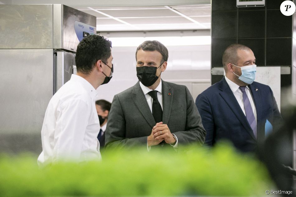 Le président de la République française, Emmanuel Macron visite le Lycée Hôtelier de Tain-l'Hermitage à la rencontre des élèves, en présence du Préfet de la Drôme, Hugues Moutouh. Le 8 juin 2021. © Romain Gaillard / Pool / Bestimage