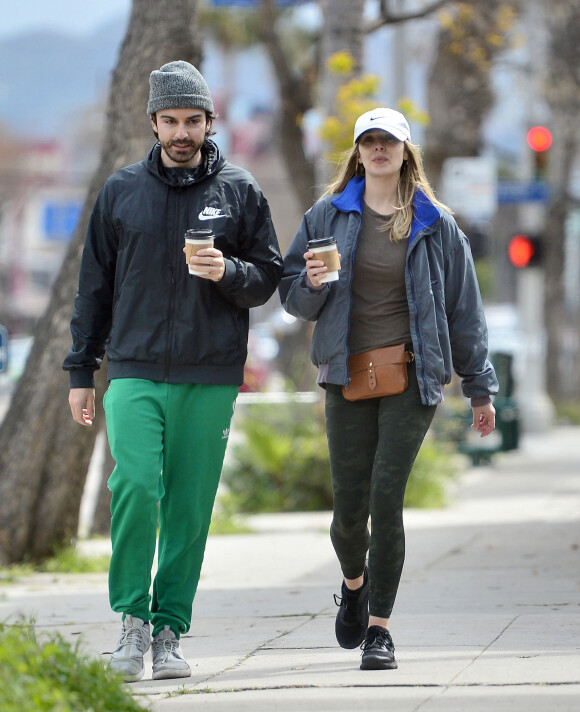 Exclusif - Elizabeth Olsen et son fiancé Robbie Arnett se promènent en amoureux dans les rues de Los Angeles. Le 21 mars 2020.