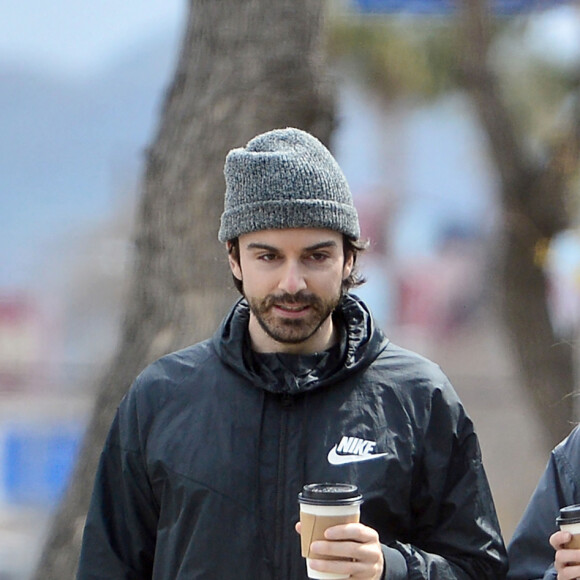 Exclusif - Elizabeth Olsen et son fiancé Robbie Arnett se promènent en amoureux dans les rues de Los Angeles. Le 21 mars 2020.