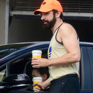 Elizabeth Olsen attend son fiancé Robbie Arnett dans la voiture à Studio City, Los Angeles, le 7 août 2019.