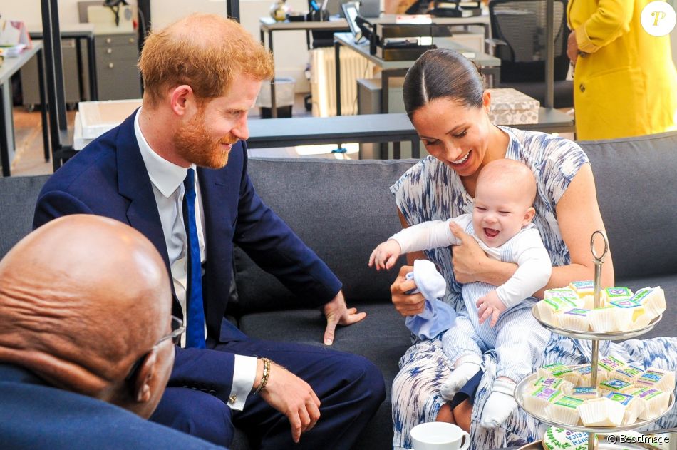 Le prince Harry et Meghan Markle présentent leur fils Archie à Desmond Tutu à Cape Town, Afrique du Sud le 25 septembre 2019.