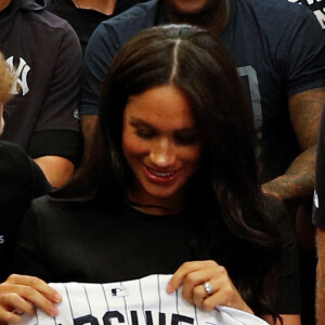 Le prince Harry, duc de Sussex, et Meghan Markle, duchesse de Sussex vont saluer les équipes de baseball "Boston Red Sox" et "New York Yankees" dans leurs vestiaires dans le cadre des Invictus Games 2019 au London Stadium. En cette occasion, le couple royal a reçu en cadeau pour leur fils Archie, un maillot floqué "Archie", de la part de chaque équipe, avant de rejoindre les tribunes pour assister au match. Londres, le 29 juin 2019.