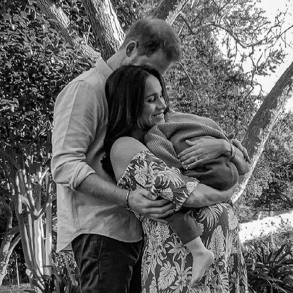 Le prince Harry, Meghan Markle (enceinte) et leur fils Archie. Portrait réalisé à distance par le photographe Misan Harriman.