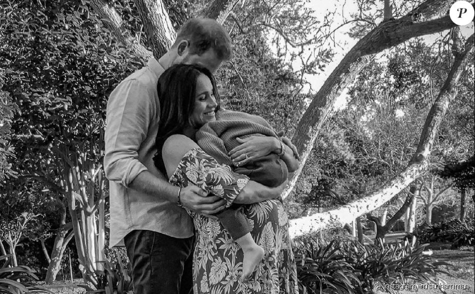 Le prince Harry, Meghan Markle (enceinte) et leur fils Archie. Portrait réalisé à distance par le photographe Misan Harriman.