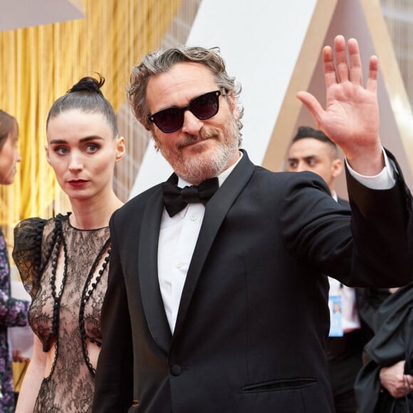 Joaquin Phoenix et sa compagne Rooney Mara arrivent à la 92ème cérémonie des Oscars 2020 au Hollywood and Highland à Los Angeles, le 9 février 2020. © AMPAS/Zuma Press/Bestimage