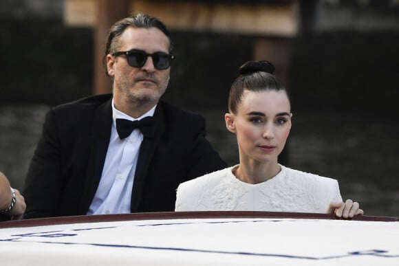 Joaquin Phoenix et sa fiancée Rooney Mara en bateau lors du 76ème Festival du Film de Venise, la Mostra à Venise en Italie, le 31 août 2019.