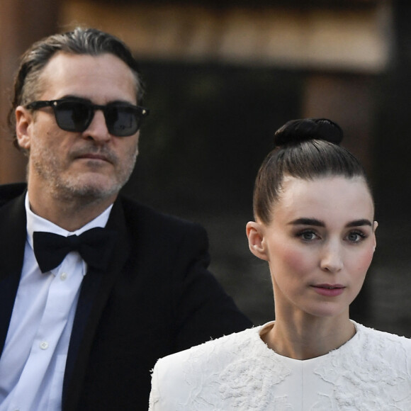 Joaquin Phoenix et sa fiancée Rooney Mara en bateau lors du 76ème Festival du Film de Venise, la Mostra à Venise en Italie, le 31 août 2019.
