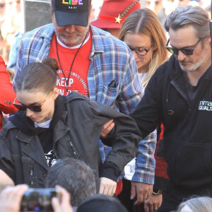 Joaquin Phoenix et sa compagne Rooney Mara à la manifestation Fire Drill Friday dans les rues de Los Angeles, le 7 février 2020.
