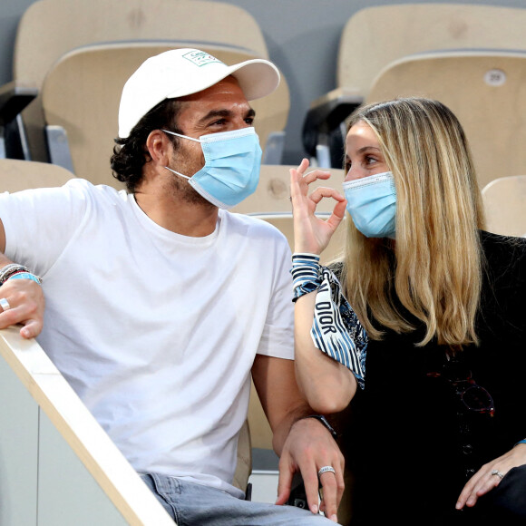 Amir Haddad et sa femme Lital dans les tribunes des Internationaux de France de Tennis de Roland Garros à Paris. Le 9 juin 2021 © Dominique Jacovides / Bestimage