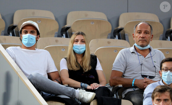 Amir Haddad, sa femme Lital et son père dans les tribunes des Internationaux de France de Tennis de Roland Garros à Paris. Le 9 juin 2021 © Dominique Jacovides / Bestimage