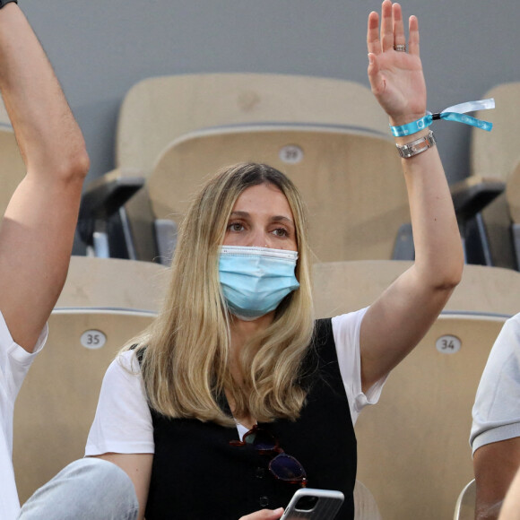 Amir Haddad et sa femme Lital dans les tribunes des Internationaux de France de Tennis de Roland Garros à Paris. Le 9 juin 2021 © Dominique Jacovides / Bestimage