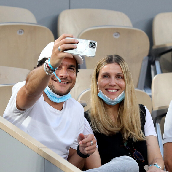 Amir Haddad et sa femme Lital dans les tribunes des Internationaux de France de Tennis de Roland Garros à Paris. Le 9 juin 2021 © Dominique Jacovides / Bestimage