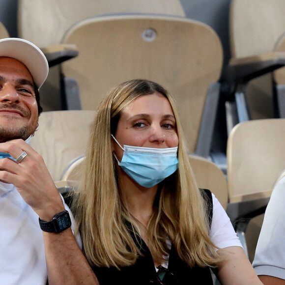 Amir Haddad et sa femme Lital dans les tribunes des Internationaux de France de Tennis de Roland Garros à Paris. Le 9 juin 2021 © Dominique Jacovides / Bestimage