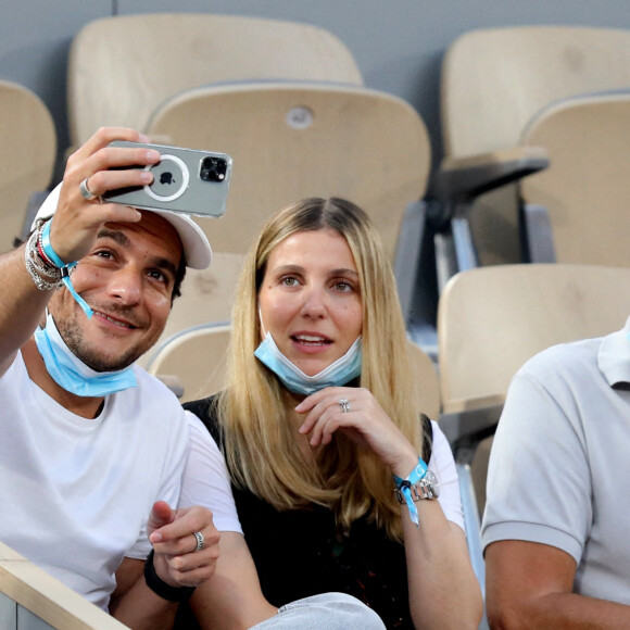 Amir Haddad et sa femme Lital dans les tribunes des Internationaux de France de Tennis de Roland Garros à Paris. Le 9 juin 2021 © Dominique Jacovides / Bestimage