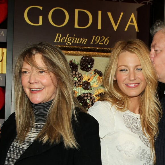 Blake Lively et ses parents Elain (à gauche) et Ernie Lively (à droite) à New York, le 1er février 2012.