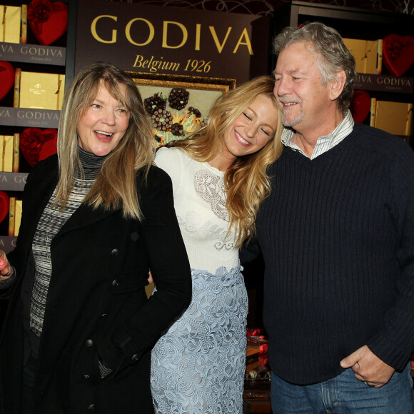 Blake Lively et ses parents Elain (à gauche) et Ernie Lively (à droite) à New York, le 1er février 2012.