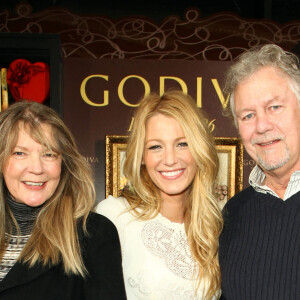 Blake Lively et ses parents Elain (à gauche) et Ernie Lively (à droite) à New York, le 1er février 2012.