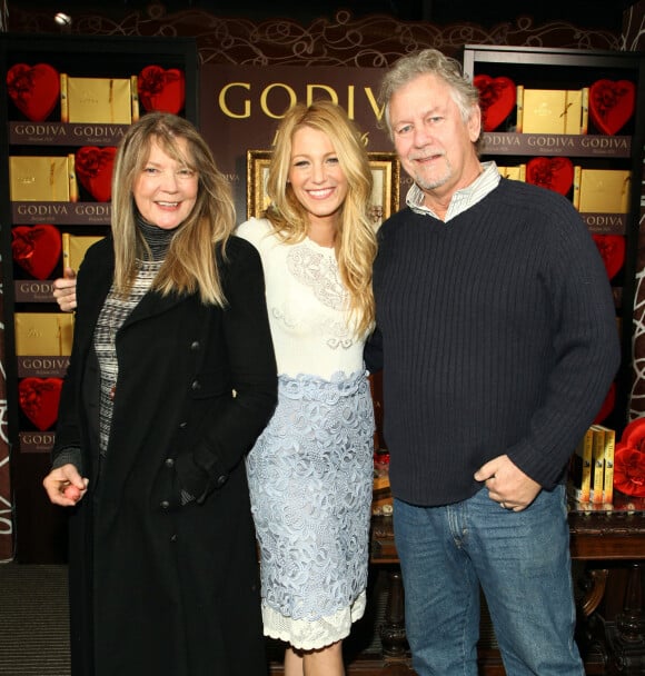 Blake Lively et ses parents Elain (à gauche) et Ernie Lively (à droite) à New York, le 1er février 2012.