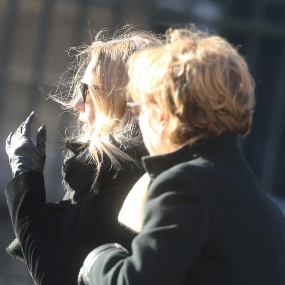 Laura Smet et sa mère Nathalie Baye - Arrivées des personnalités en l'église de La Madeleine pour les obsèques de Johnny Hallyday à Paris. Le 9 décembre 2017