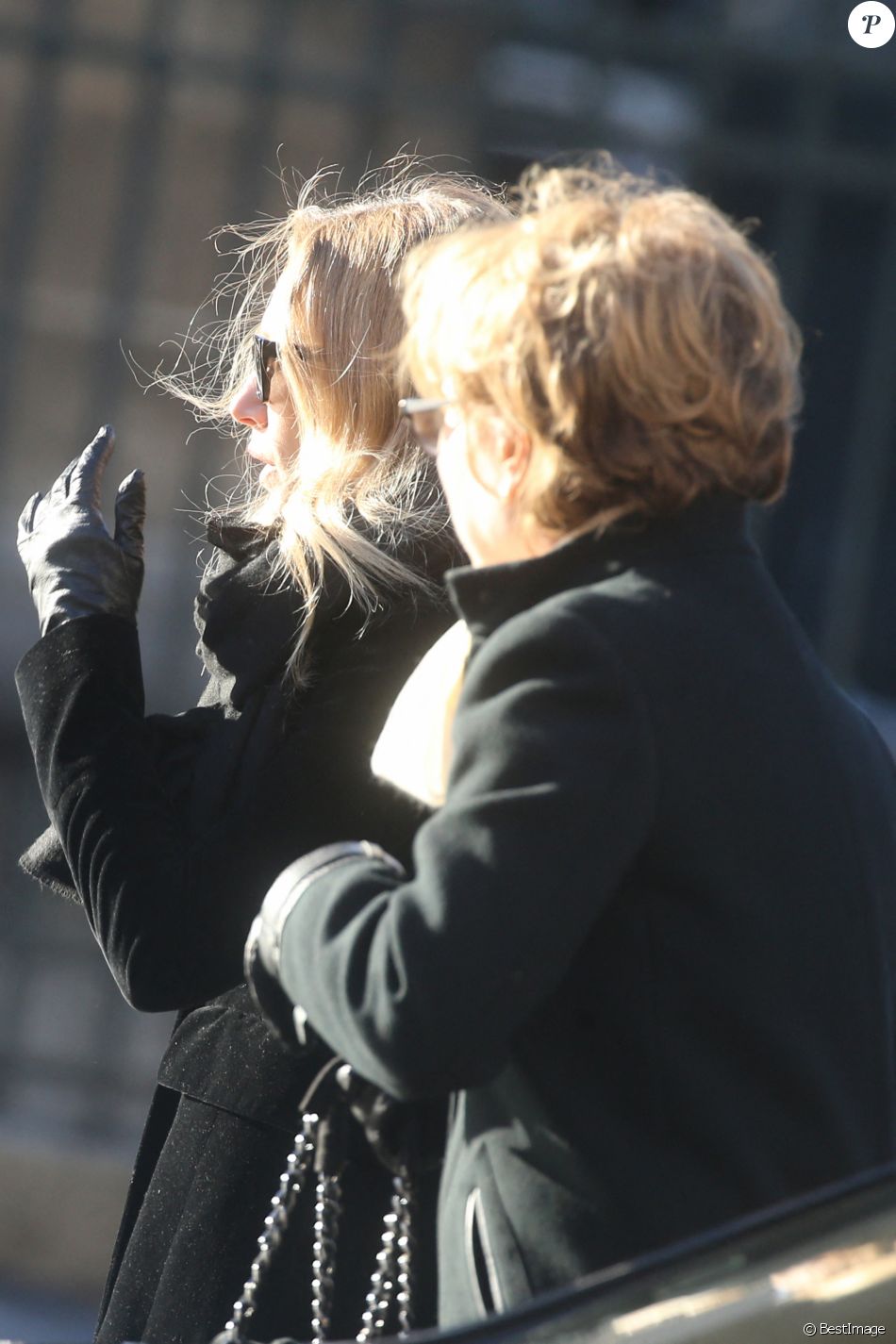 Laura Smet et sa mère Nathalie Baye - Arrivées des personnalités en l'église de La Madeleine pour les obsèques de Johnny Hallyday à Paris. Le 9 décembre 2017