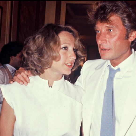 Archives - Nathalie Baye et Johnny Hallyday au mariage d'Eddie Barclay à Paris. 