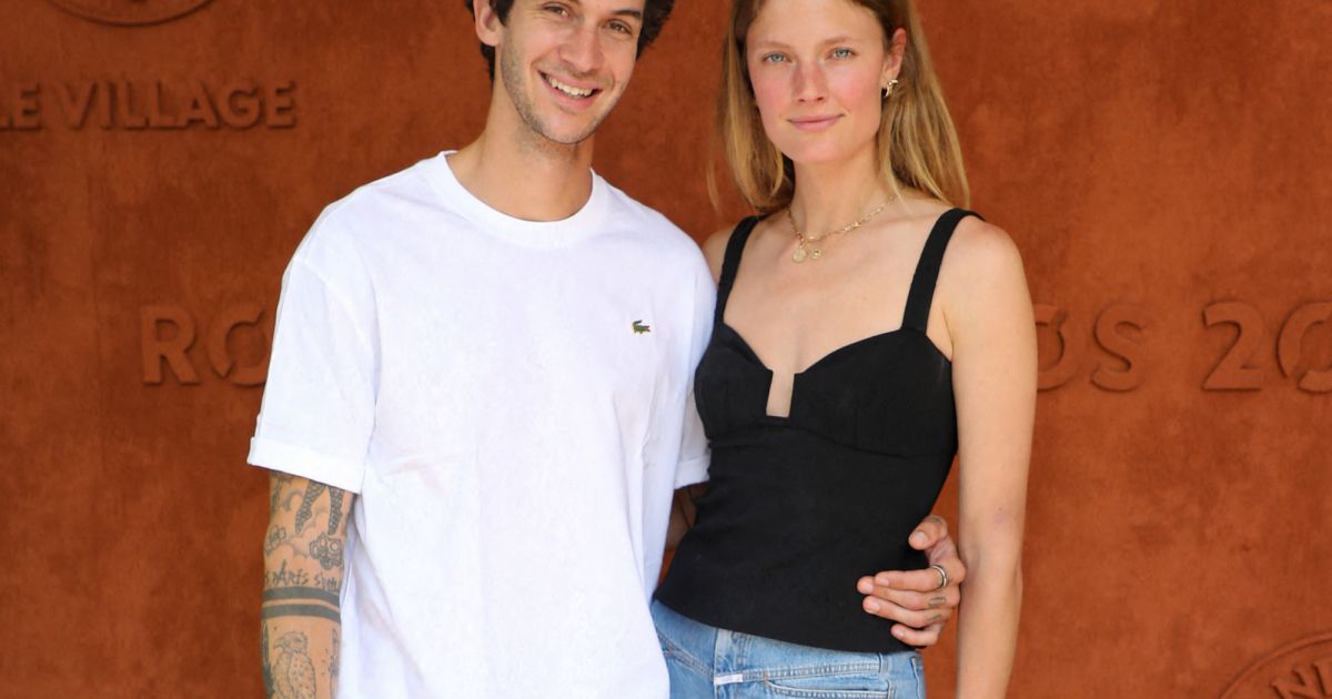 Constance Jablonski Et Son Compagnon Matthias Dandois Au Village Lors ...